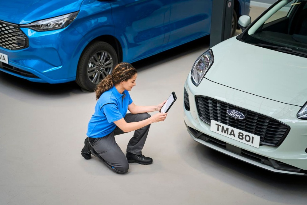 Técnico de Ford Revisando la ITV de un Puma en una tablet