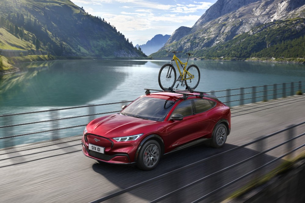 Ford Kuga en una carretera de montaña cargando una bicibleta 