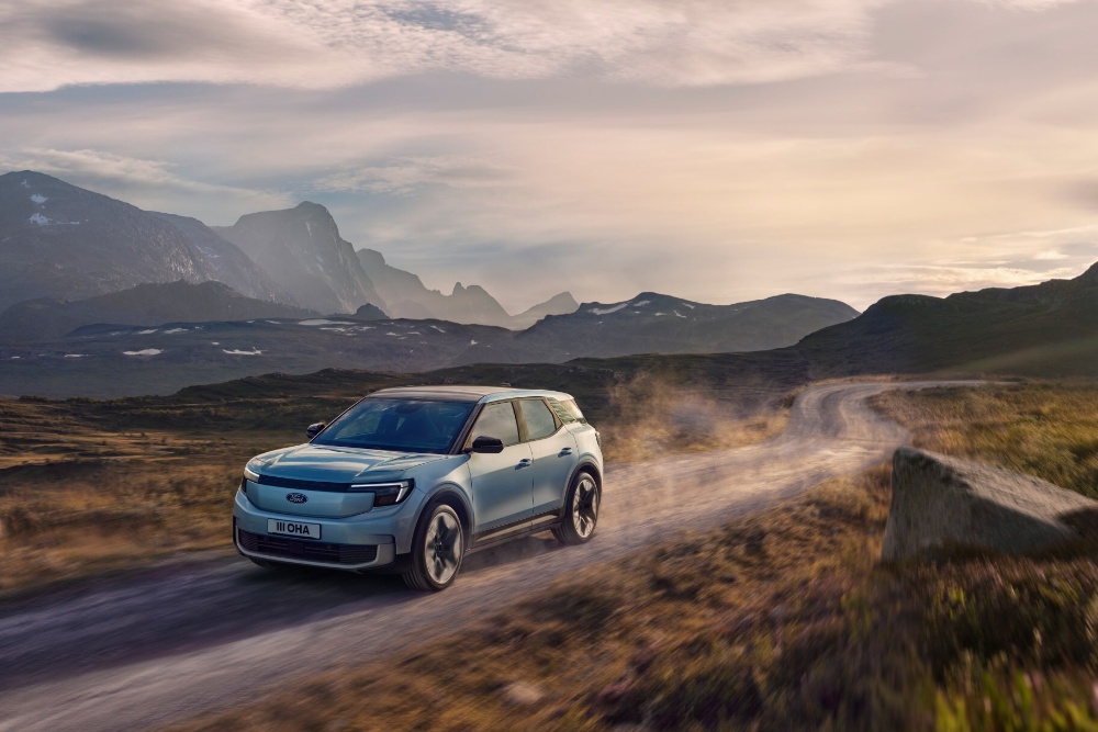Ford Explorer por una carretera del desierto