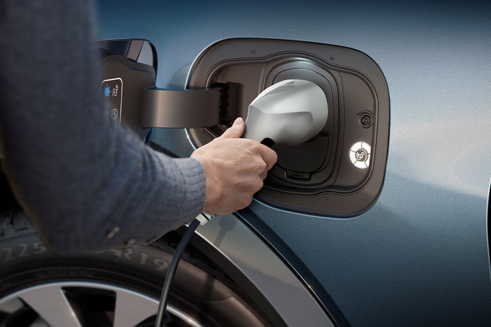 Primer plano de una persona cargando un coche eléctrico Ford.