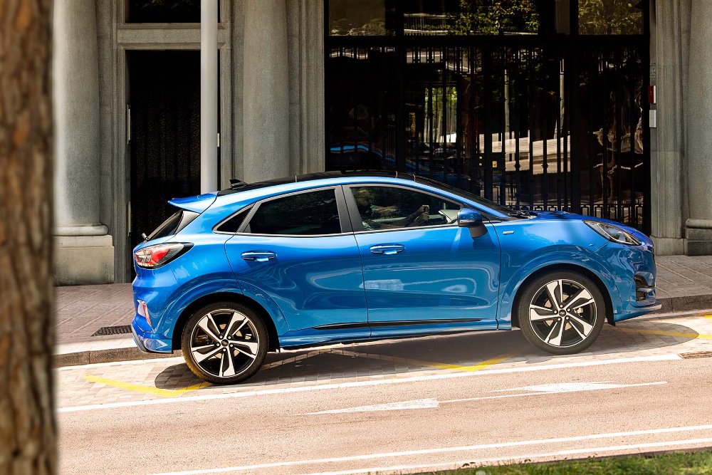 Ford Puma azul en la carretera