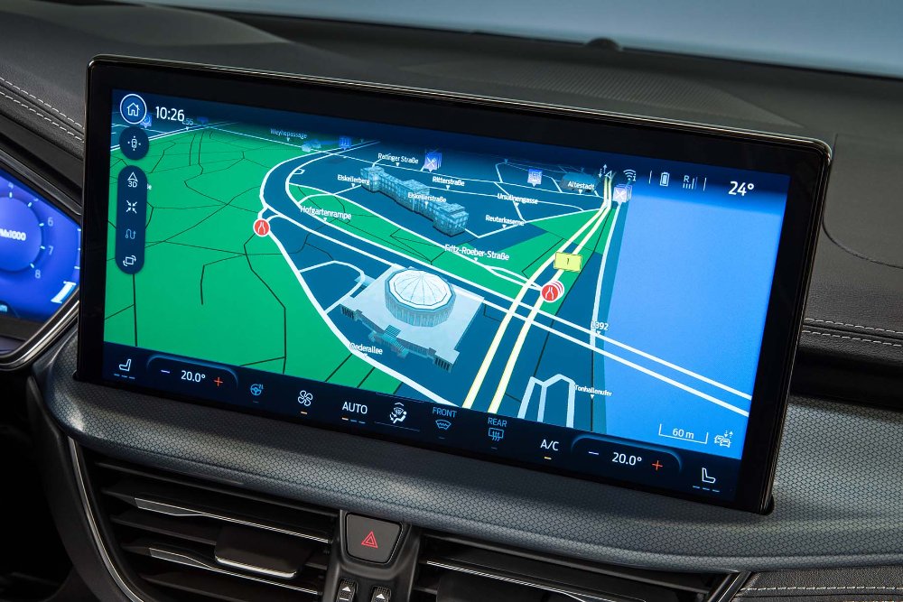 Primer plano de la pantalla táctil del sistema SYNC que muestra la navegación y los mapas en uso.