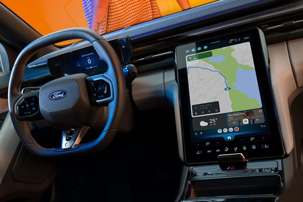 Imagen del interior del Ford Capri totalmente eléctrico que muestra el volante y la pantalla táctil del sistema SYNC Move.