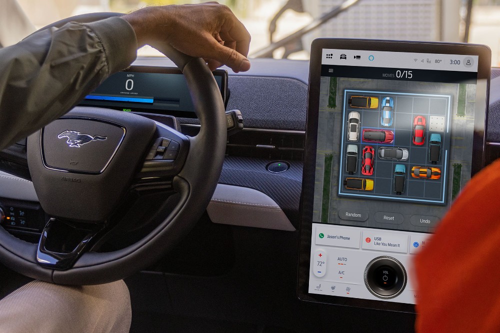 Imagen del interior del Ford Mustang Mach-E que muestra el volante y la pantalla táctil SYNC.