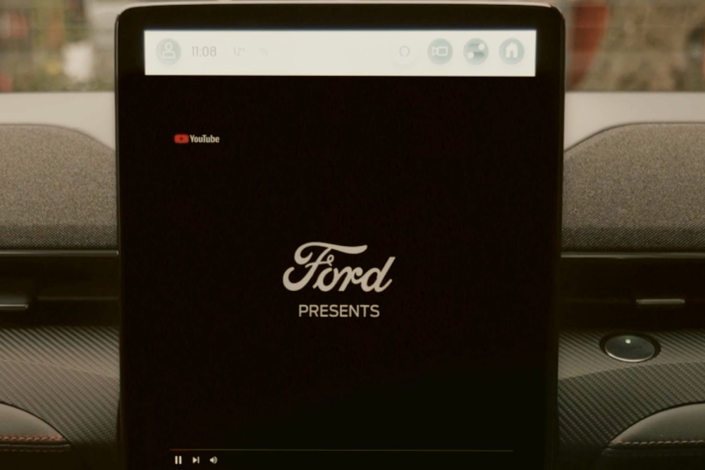 Pantalla informativa de Ford en color negro. 