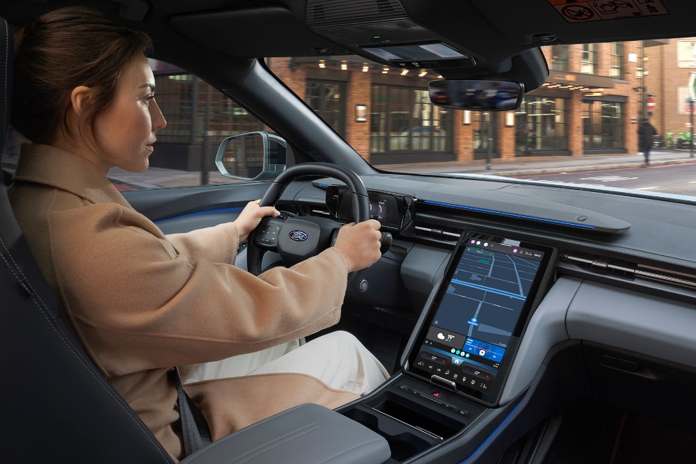 Foto del interior del Ford Explorer con una mujer conduciendo por una vía urbana.