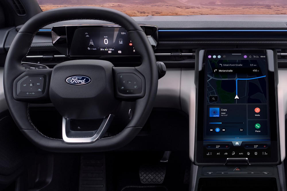 Imagen del interior del Ford Explorer totalmente eléctrico que muestra el volante y la pantalla táctil SYNC Move.