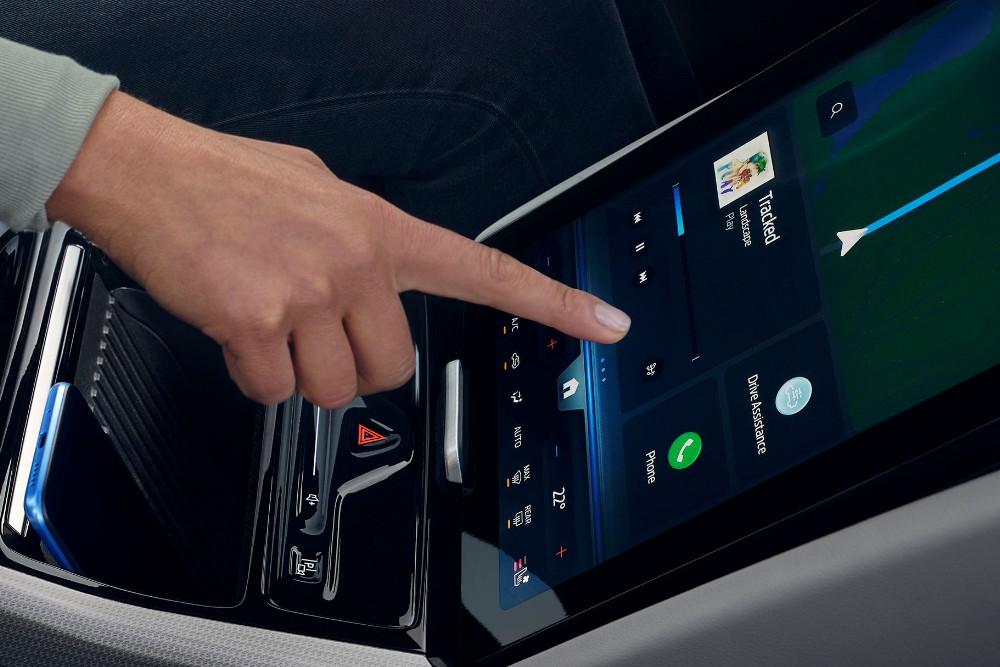 Mujer manipulando la pantalla táctil SYNC del Ford Explorer.
