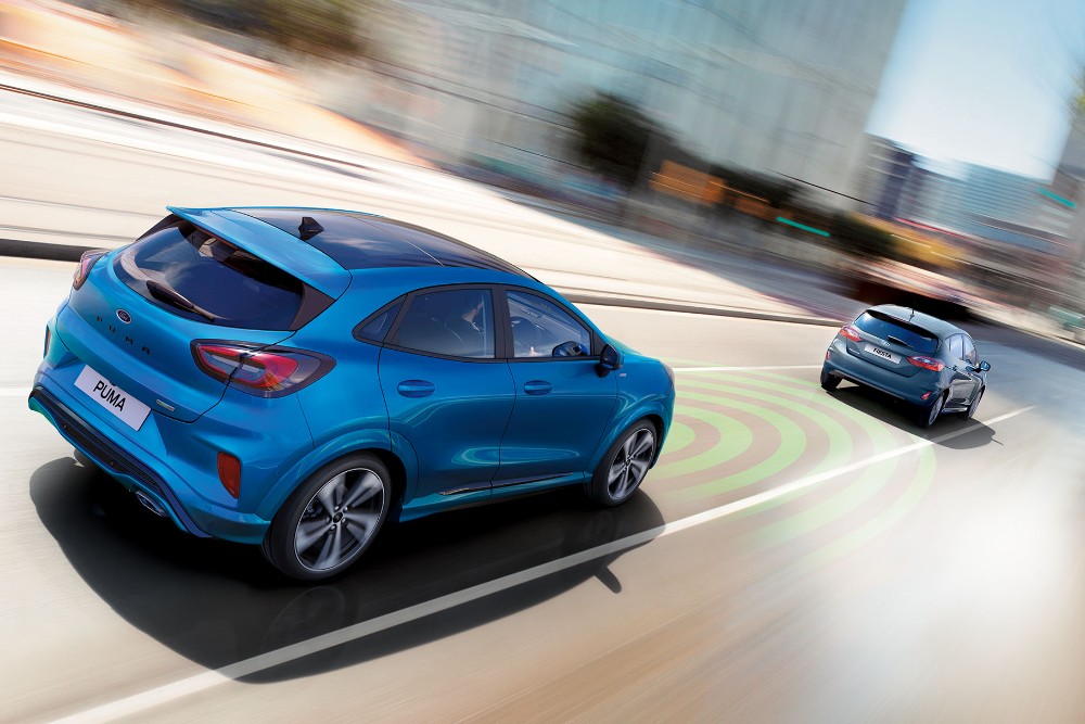 Ford Puma azul con control de velocidad adaptativo