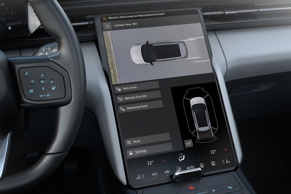 Primer plano de la pantalla táctil SYNC del Ford Explorer que muestra la cámara de 360° que se utiliza en la pantalla.