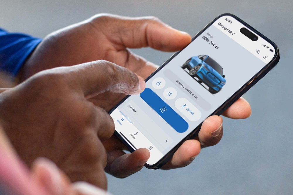 Hombre con un móvil utilizando el bloqueo a distancia de la aplicación FordPass