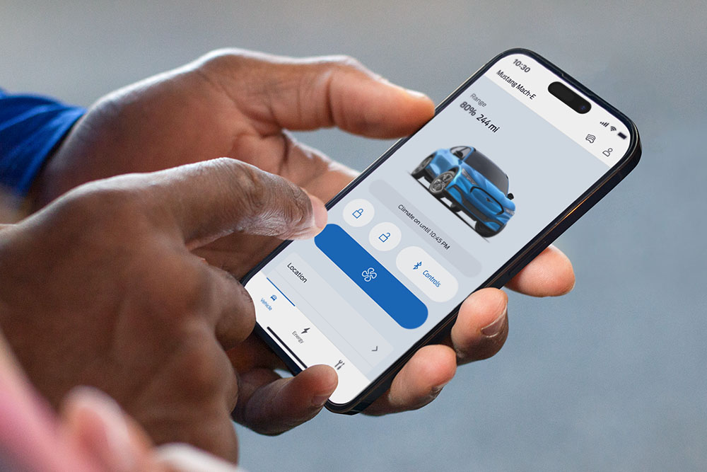 Un primer plano de un iPhone que muestra la aplicación Ford, con un gráfico de un Ford Mustang Mach-E y varios botones de la aplicación.
