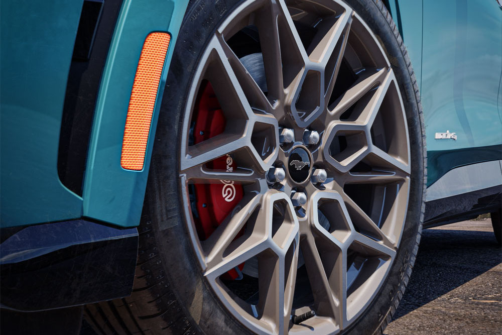 Un primer plano del Ford Mustang Mach-E que muestra las llantas de aleación de aluminio fundido de 20" en Carbonised Grey.