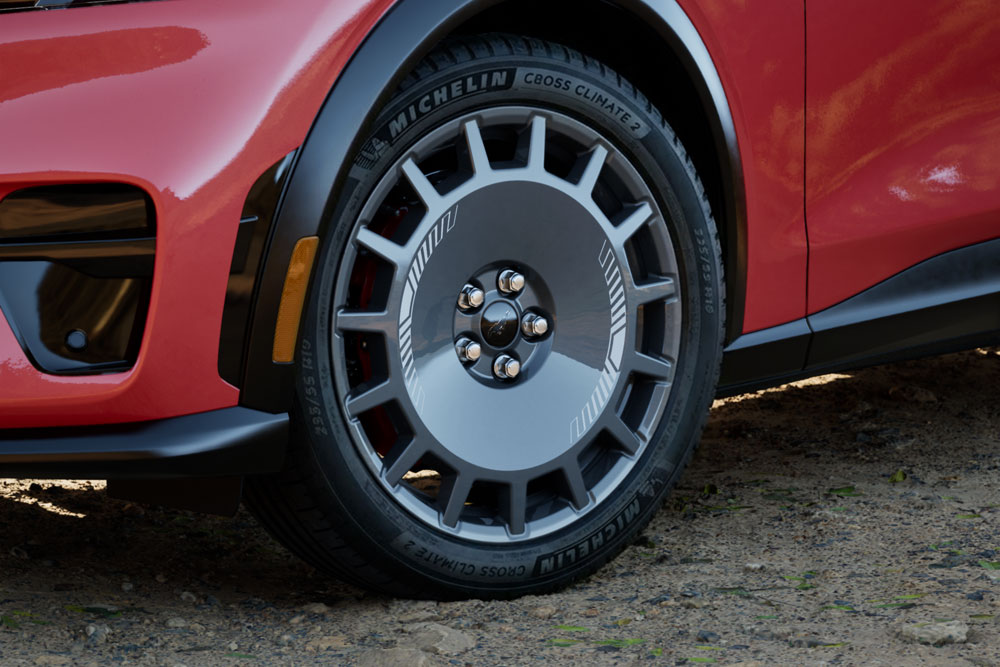 Primer plano de la rueda de un Mustang Mach-E GT Rally en Race Red.