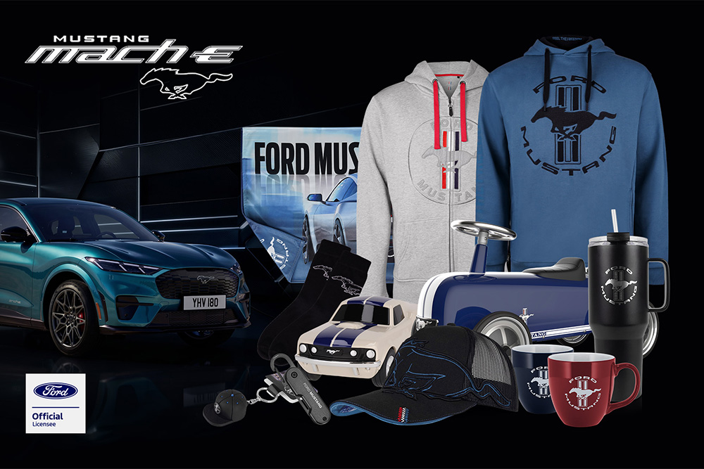 Colección de productos de Ford en la que aparecen diversos vehículos de la marca como fondo, con paraguas, tazas y prendas de ropa con el logotipo de Ford.