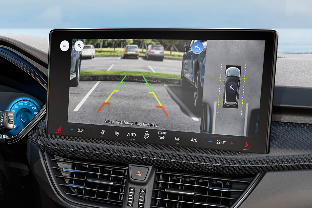Primer plano del interior de un Ford Kuga centrado en la cámara de 360° del panel de instrumentos del vehículo.