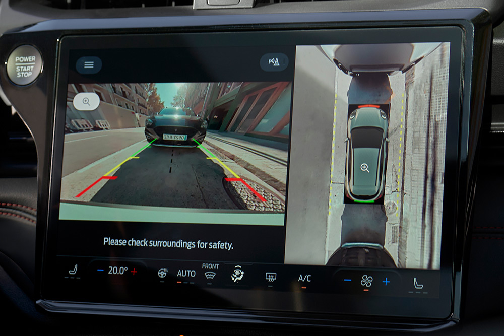 Primer plano de la cámara de 360° que demuestra las ayudas al aparcamiento en el nuevo Ford Puma Gen-E® eléctrico.