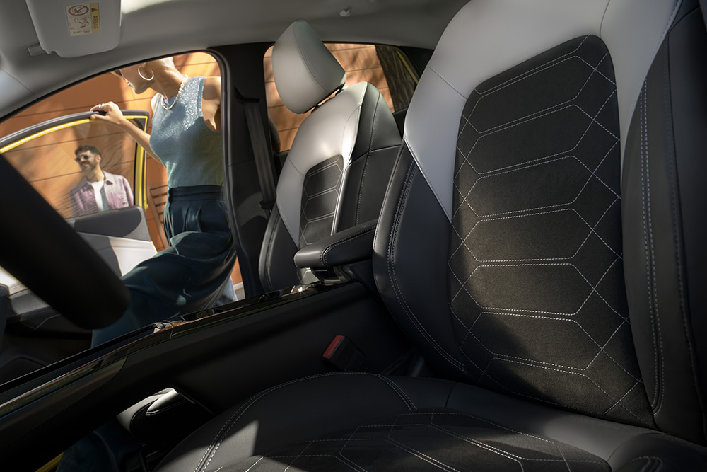 Un primer plano de los asientos ergonómicos negros y grises dentro del Ford Puma Gen-E® eléctrico.