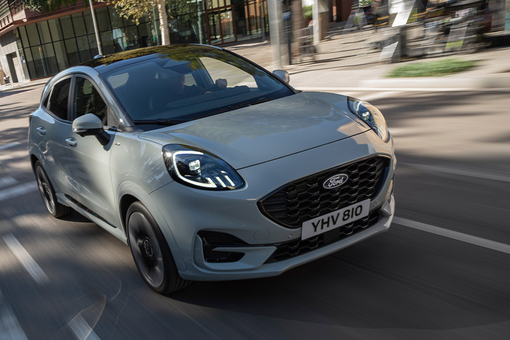 Nuevo Ford Puma conduciendo, usando control de crucero adaptativo.