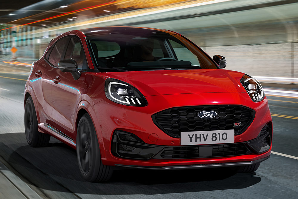 Nuevo Ford Puma ST rojo conduciendo, vista frontal