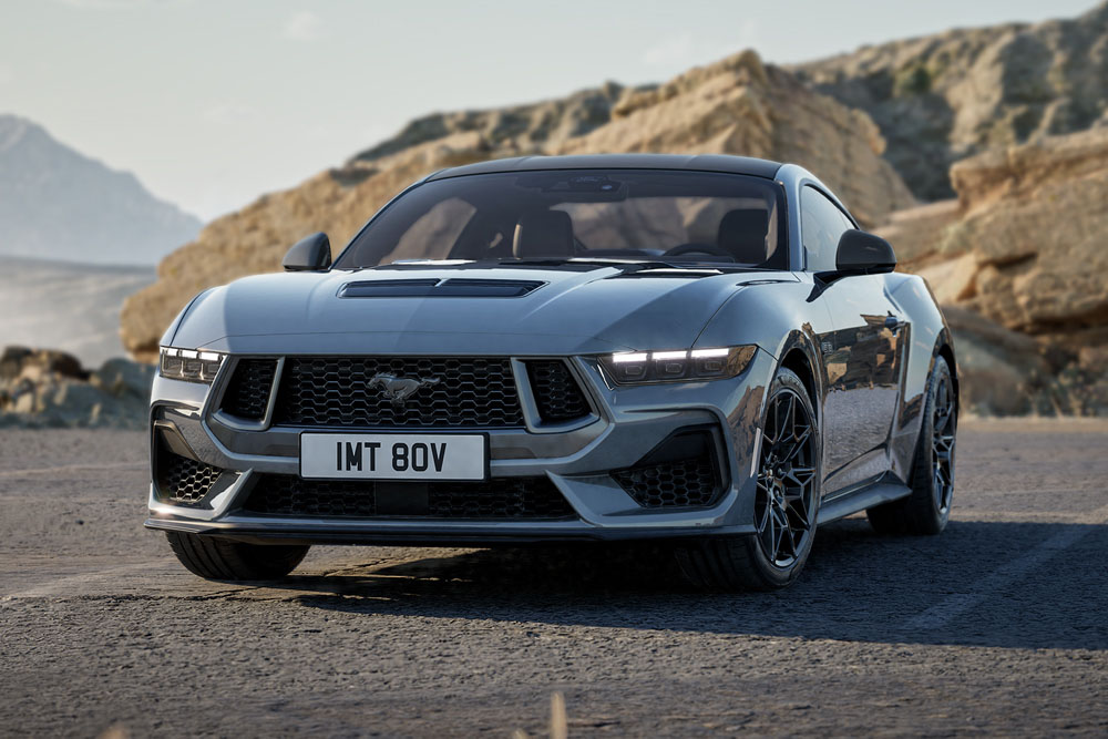 Ford Mustang GT Nite Pony Coupe en color Carbonised Grey aparcado en una carretera de montaña