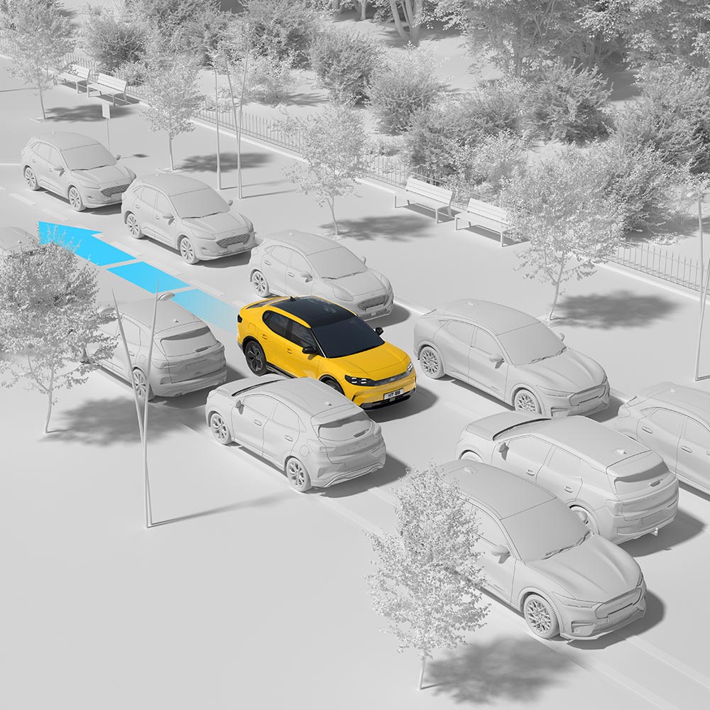 Un vehículo Ford amarillo se abre paso entre el tráfico, destacando la función de asistencia de marcha atrás del automóvil.