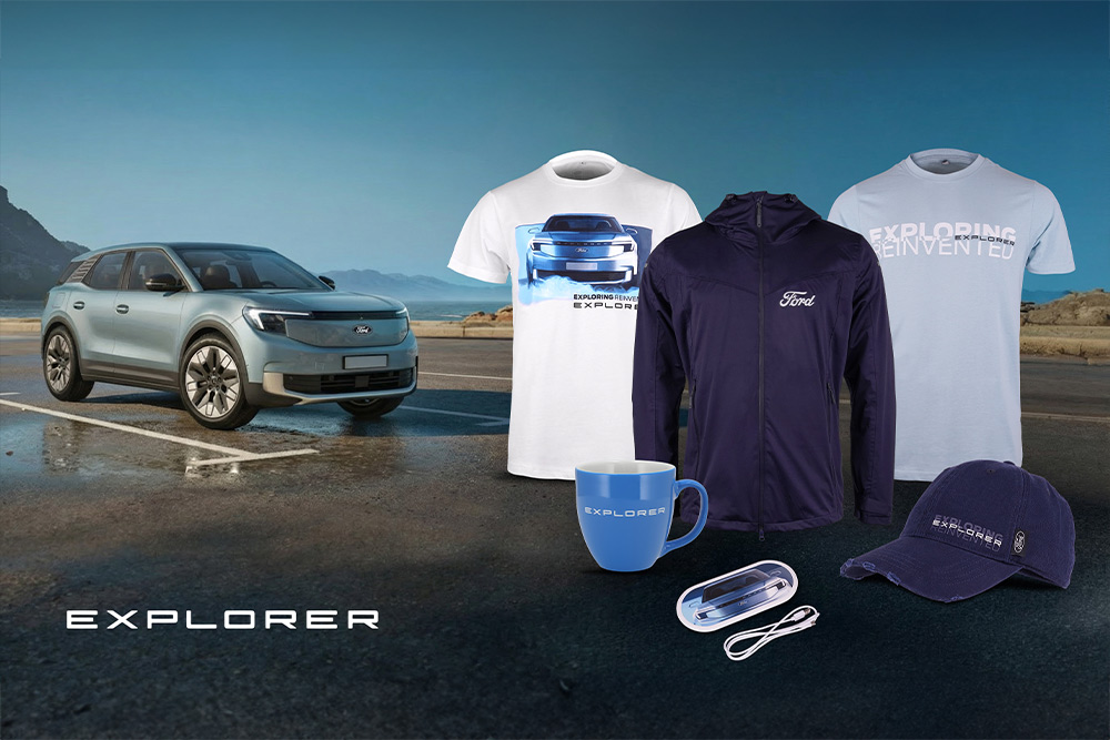 Colección de productos Ford con varios vehículos Ford como fondo, incluyendo paraguas, tazas y prendas de ropa con la marca Ford.
