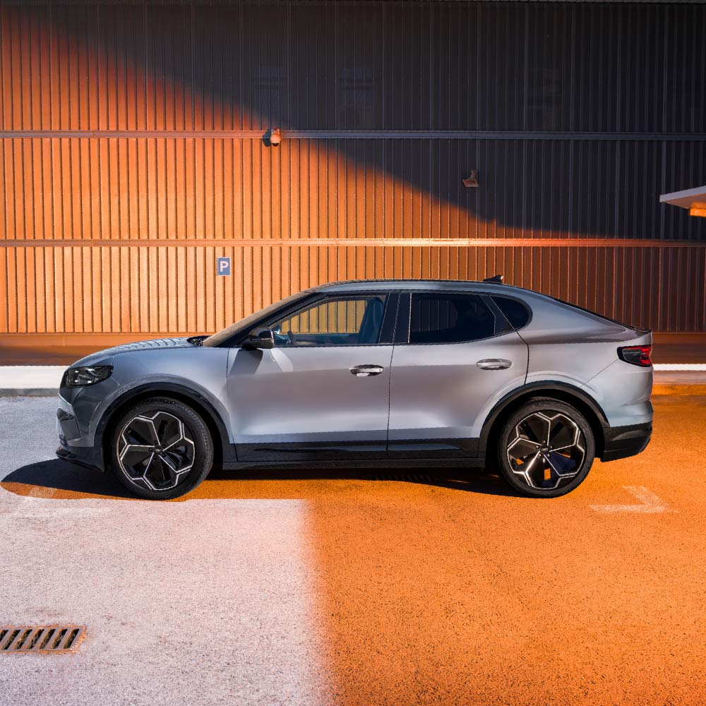 Vista lateral de un Ford Capri azul. La clasificación de seguridad de 5 estrellas otorgada al vehículo por Euro NCAP en 2024 puede verse en la esquina superior derecha de la imagen.