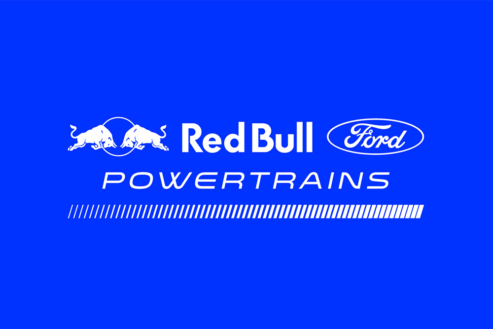 Logotipo de Red Bull Ford Powertrains para la Fórmula 1 sobre fondo azul.