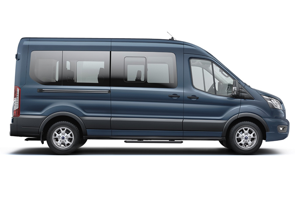 Ford Transit Minibus azul, parte de la gama de  monovolúmenes y vehículos de transporte de pasajeros Ford.