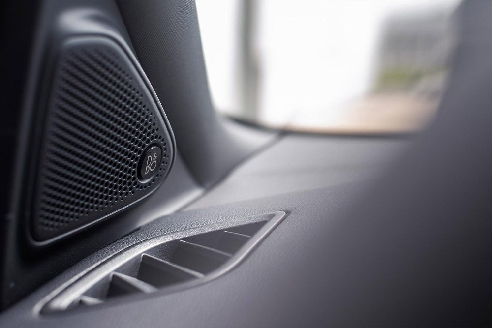 Primer plano de un altavoz de audio Bang & Olufsen. 