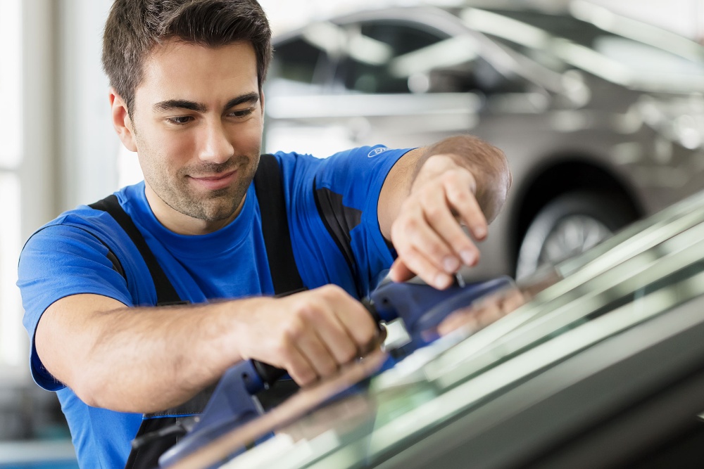 Técnicos de servicio de Ford inspeccionando un vehículo
