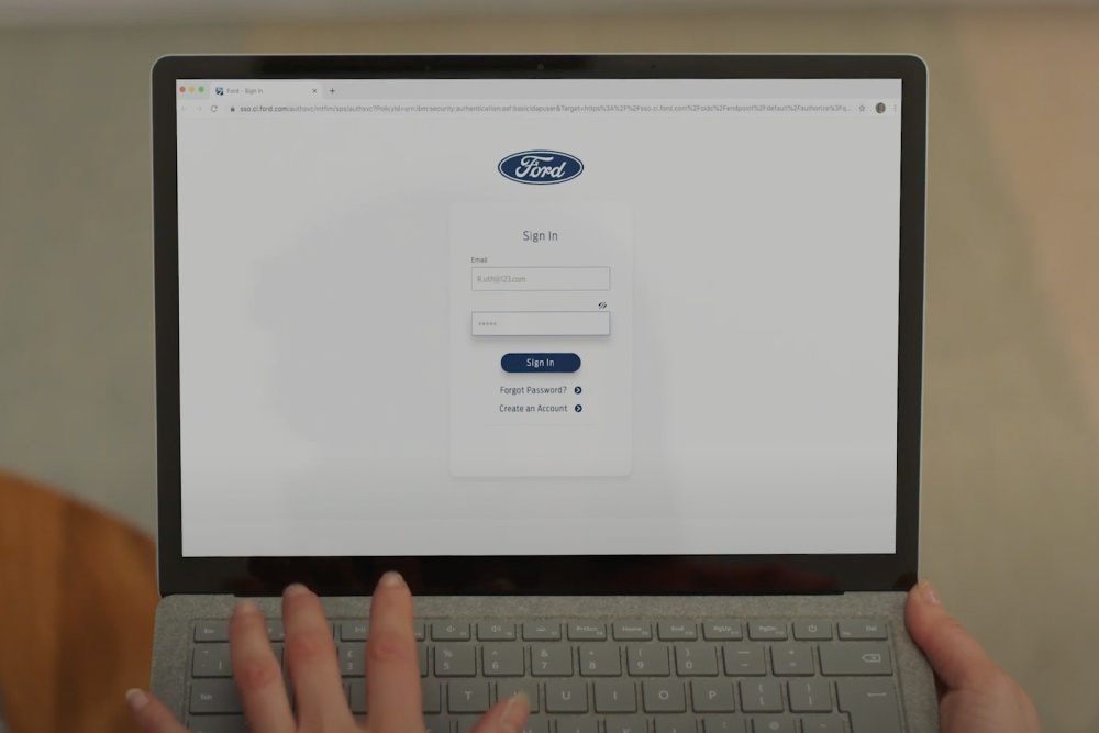 Pantalla de ordenador en la que se muestra el formulario de inicio de sesión de la cuenta Ford