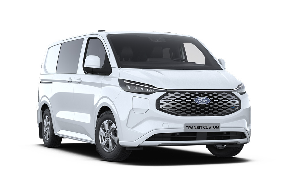 Vista delantera en ángulo de una furgoneta eléctrica Ford E-Transit Custom con doble cabina en blanco.