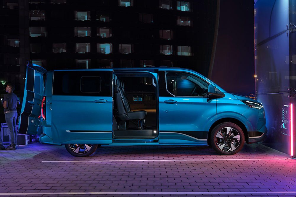 Una furgoneta eléctrica Ford E-Transit Custom de doble cabina azul con las puertas abiertas.