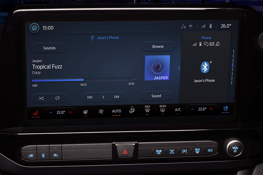 Pantalla de infoentretenimiento en una furgoneta eléctrica Ford E-Transit Custom.
