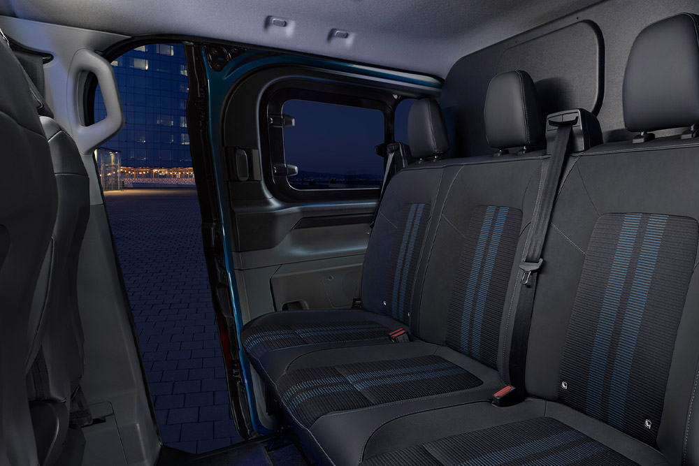 E-Transit Custom doble cabina en color blanco.