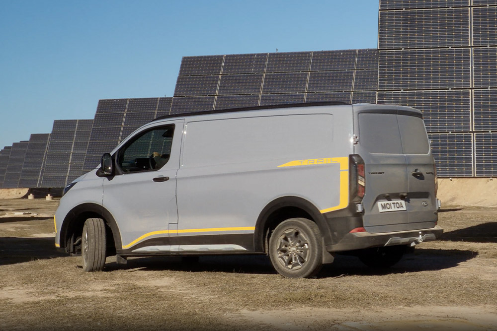 Furgoneta Ford Transit Custom Trail gris con detalles en amarillo.