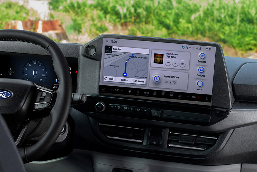 Pantalla táctil de 13" que muestra el salpicadero SYNC™ 4 de una Ford Transit Custom Nugget.