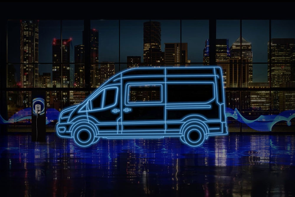 Contorno azul neón de una furgoneta Ford E-Transit de doble cabina y estación de carga de vehículos eléctricos superpuestos contra la línea del horizonte de una ciudad.