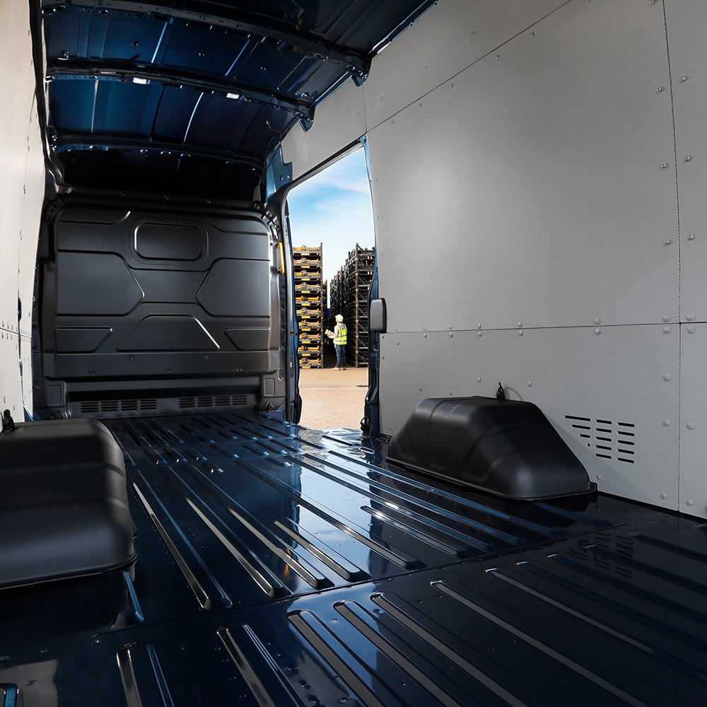 El interior de una furgoneta eléctrica Ford E-Transit con el espacio de carga vacío.