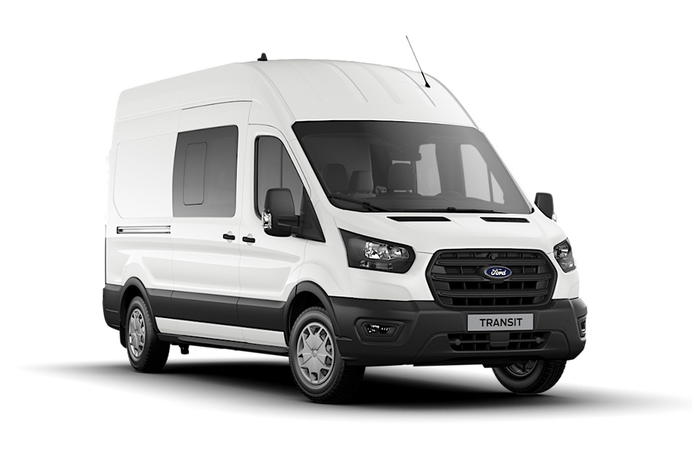 Furgoneta Ford Transit de doble cabina blanca.
