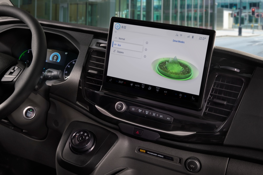 Panel de control de una furgoneta eléctrica Ford E-Transit con una pantalla táctil que muestra los modos de conducción.