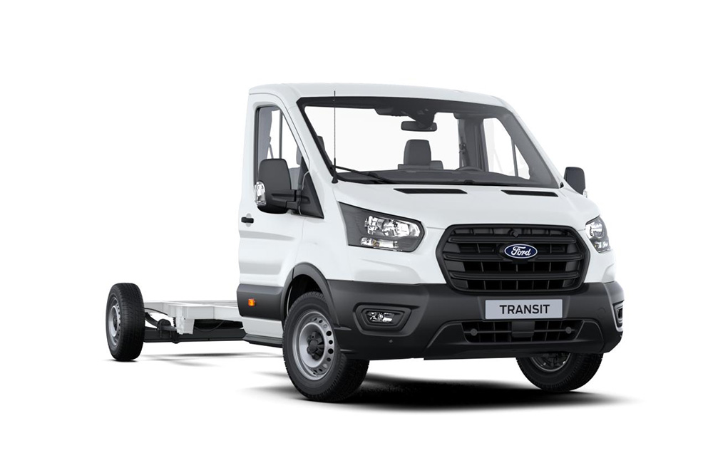 Una Furgoneta Ford Transit Chassis Skeletal de color blanco sobre un fondo del mismo color.