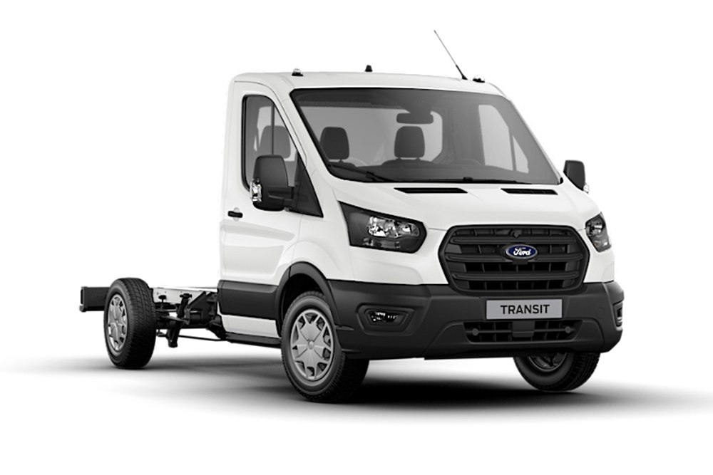 Una Furgoneta Ford Transit Chasis con una única cabina de color blanco sobre un fondo del mismo color.