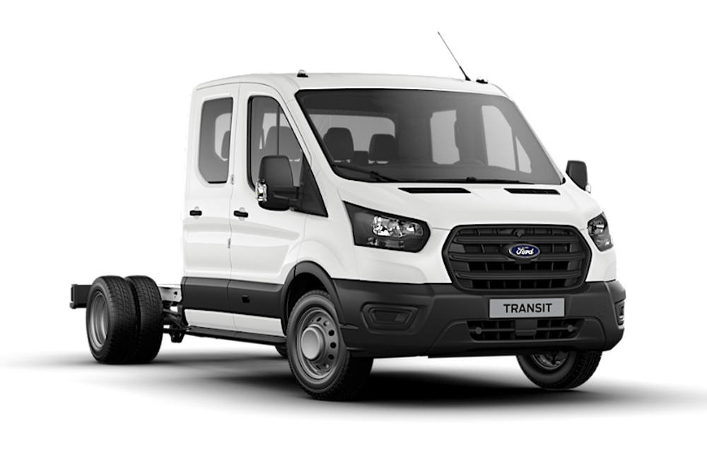 Una Furgoneta Ford Transit Chasis de doble cabina de color blanco sobre un fondo del mismo color.