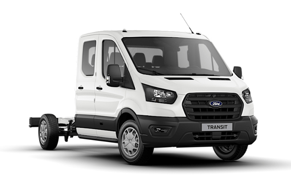 Una Furgoneta Ford Transit Chasis de doble cabina de la serie Trend de color blanco sobre un fondo del mismo color.