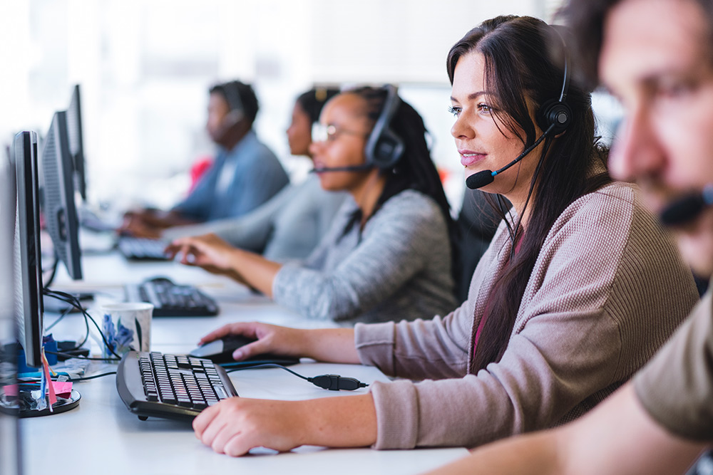 Un equipo del centro de llamadas de Ford con auriculares.