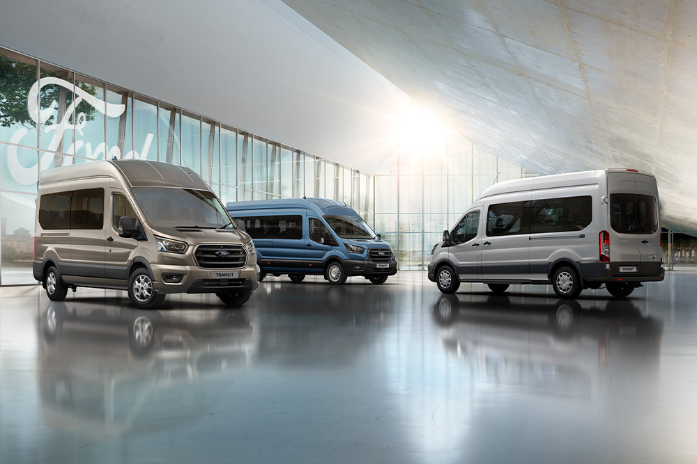 VÍDEO - Se muestran los beneficios de Ford Pro Telematics Essentials mientras una furgoneta plateada conduce a través de diferentes escenarios.