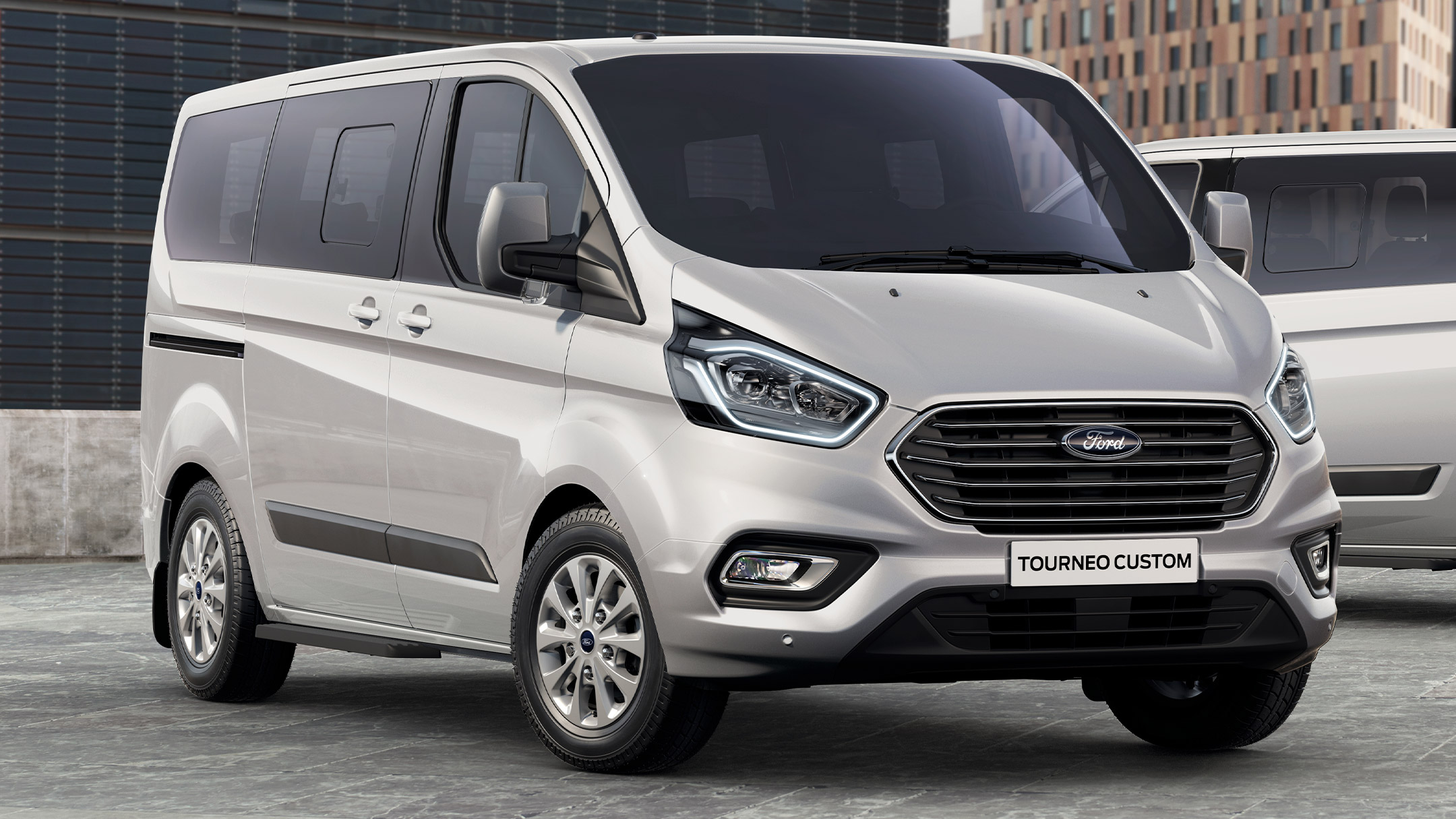 Ford Transit Custom de color plata aparcada. Vista de tres cuartos delantera